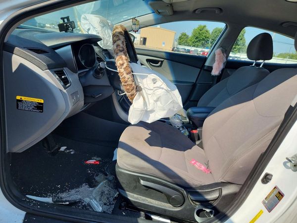 2016 HYUNDAI ELANTRA — DENT