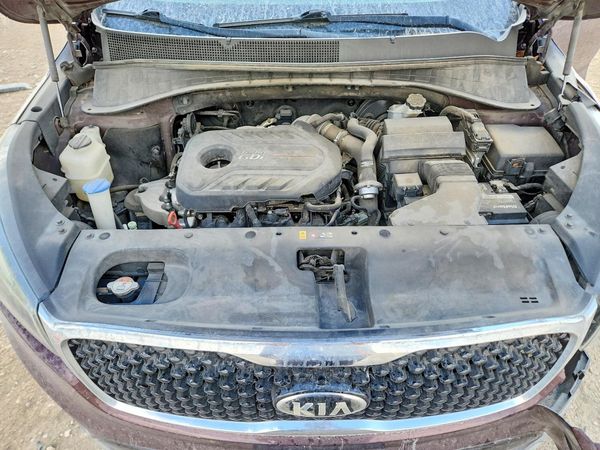 2017 KIA SORENTO EX — Engine bay