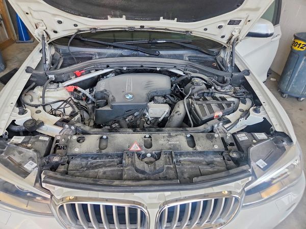 2015 BMW X4 xDrive28i — Engine bay