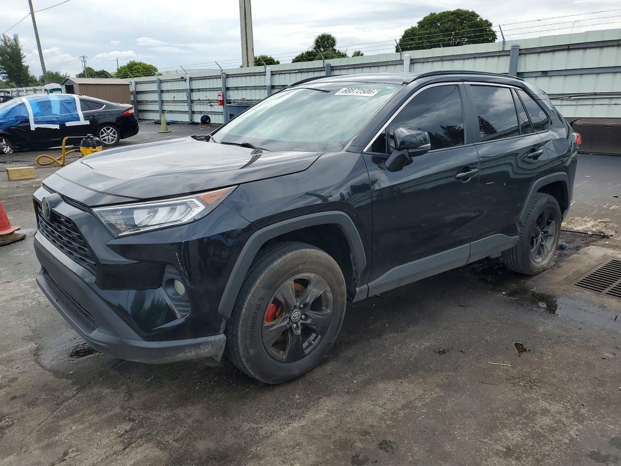 2021 TOYOTA RAV4 — Front 3/4