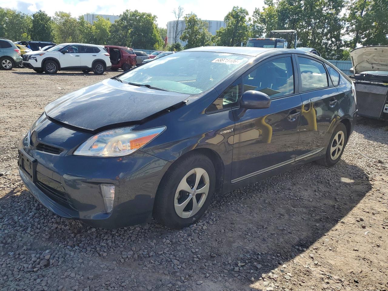 2014 TOYOTA PRIUS — Front 3/4