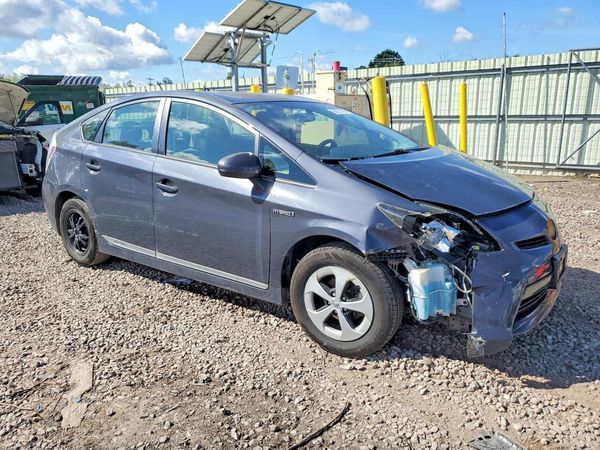 2014 TOYOTA PRIUS — Passenger 3/4