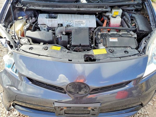 2014 TOYOTA PRIUS — Engine bay