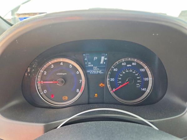 2012 HYUNDAI ACCENT GLS (Middle grade)
