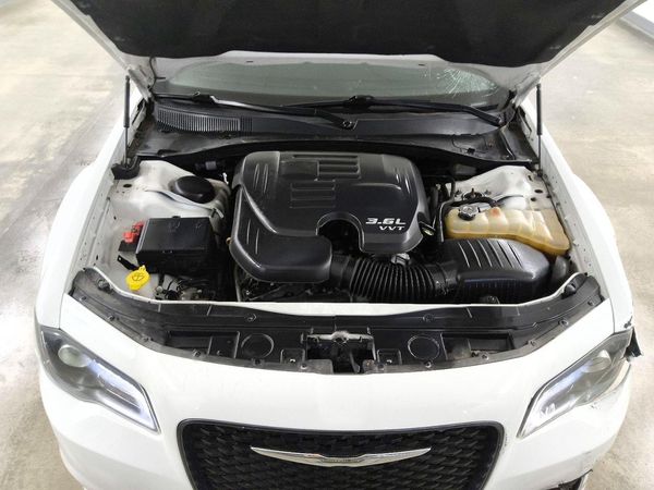 2018 CHRYSLER 300 300S — Engine bay