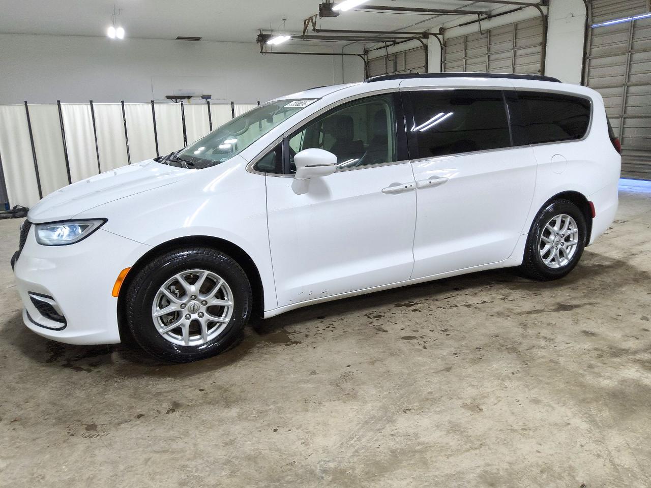 2022 CHRYSLER PACIFICA Touring L — Front 3/4