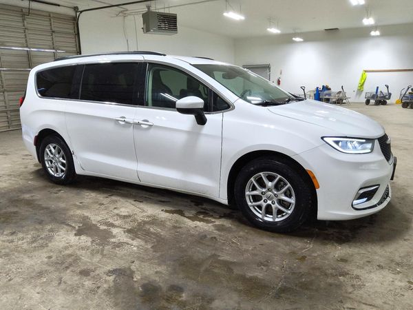 2022 CHRYSLER PACIFICA Touring L — Passenger 3/4