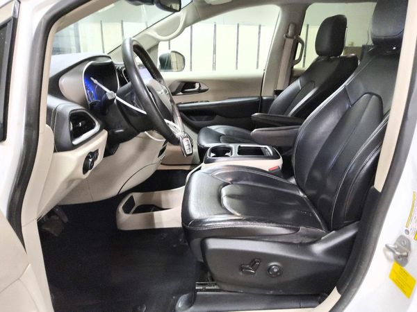 2022 CHRYSLER PACIFICA Touring L — DENT