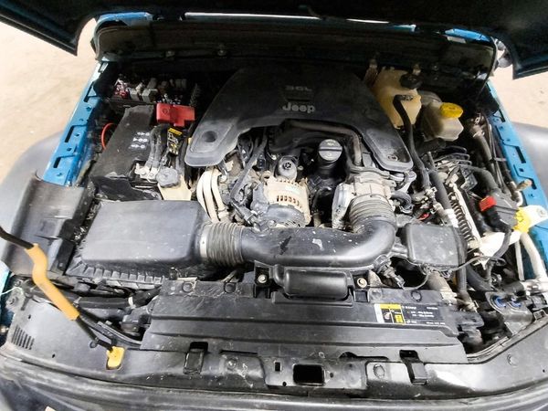 2019 JEEP WRANGLER Unlimited Sport — Engine bay