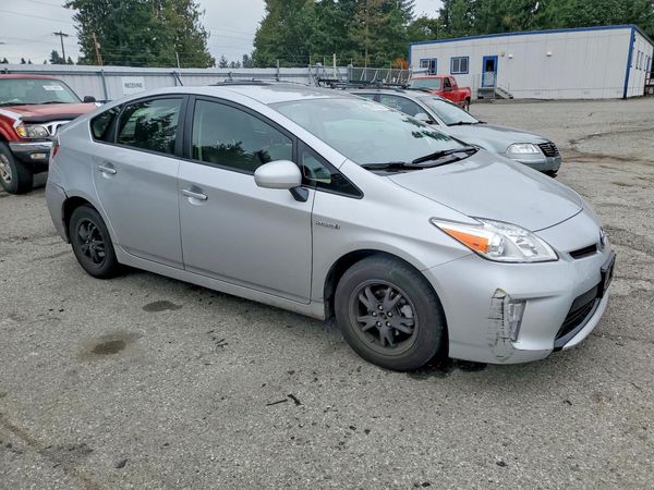 2013 TOYOTA PRIUS — Passenger 3/4