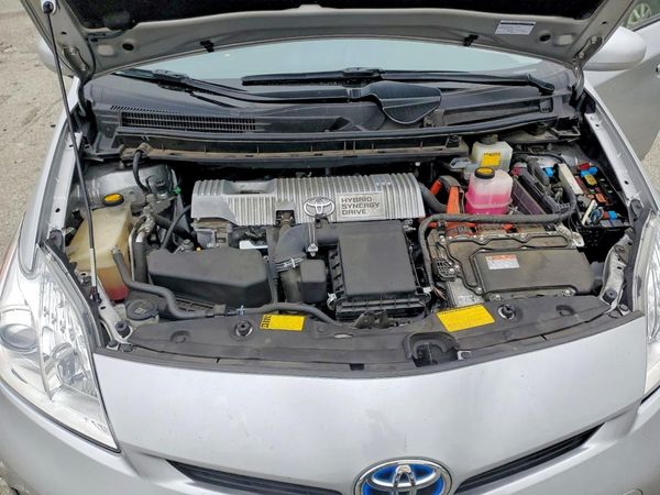 2013 TOYOTA PRIUS — Engine bay