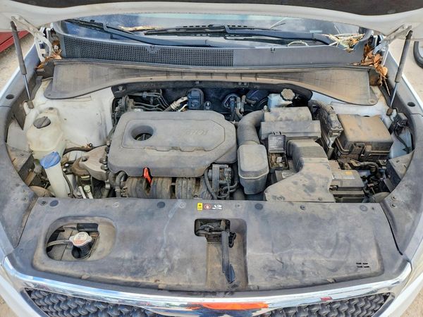 2016 KIA SORENTO — Engine bay