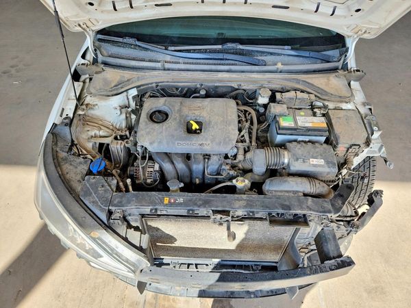 2019 HYUNDAI ELANTRA SE — Engine bay