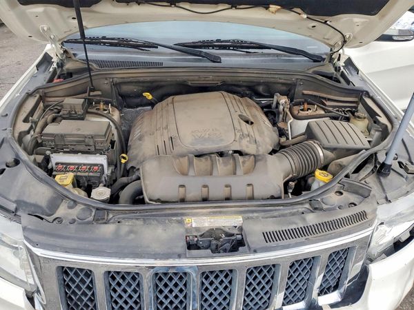 2012 JEEP CHEROKEE Overland — Engine bay