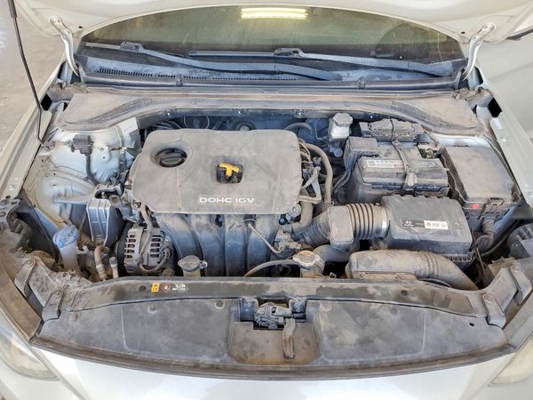 2017 HYUNDAI ELANTRA SE Base — Engine bay