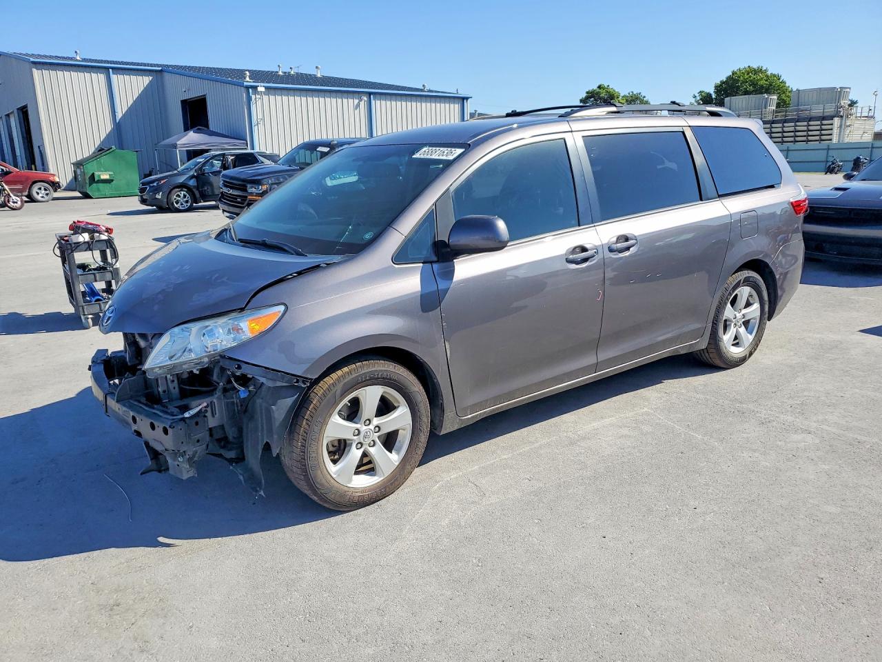 2015 TOYOTA SIENNA — Front 3/4
