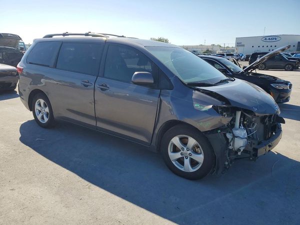 2015 TOYOTA SIENNA — Passenger 3/4
