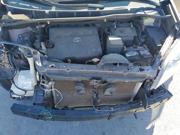 2015 TOYOTA SIENNA — Engine bay
