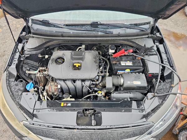 2019 HYUNDAI ELANTRA — Engine bay