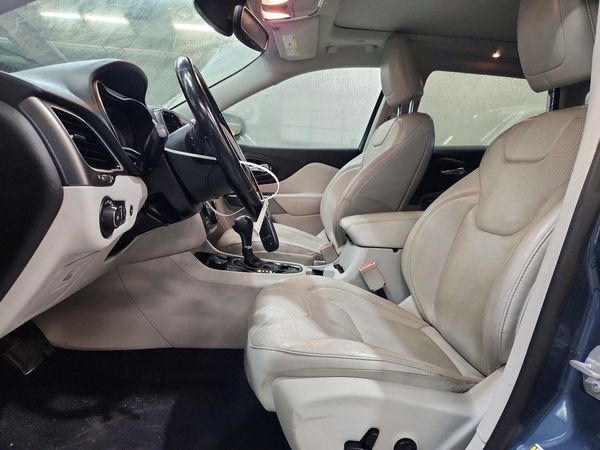2020 JEEP CHEROKEE Limited — DENT