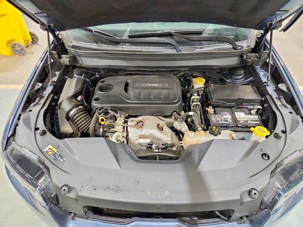 2020 JEEP CHEROKEE Limited — Engine bay