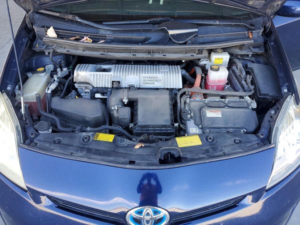 2013 TOYOTA PRIUS — Engine bay