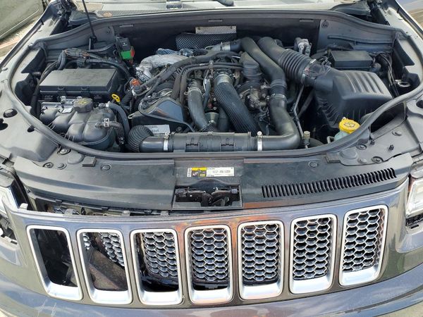 2016 JEEP GRAND CHEROKEE Summit — Engine bay
