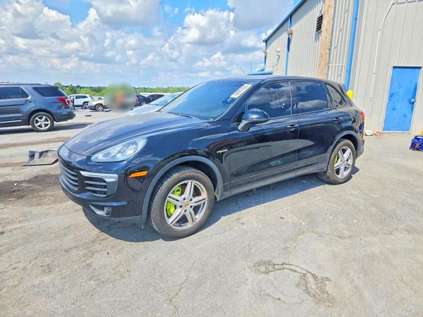 2016 PORSCHE CAYENNE E-Hybrid — Front 3/4