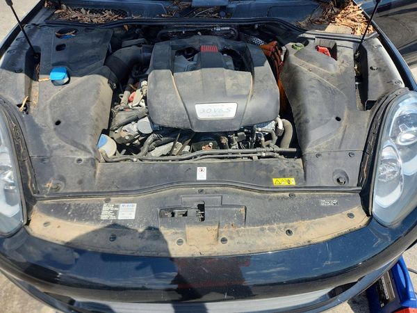 2016 PORSCHE CAYENNE E-Hybrid — Engine bay