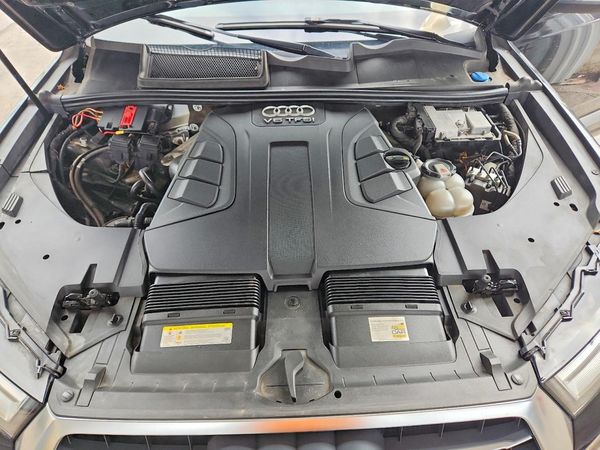 2018 AUDI Q7 — Engine bay