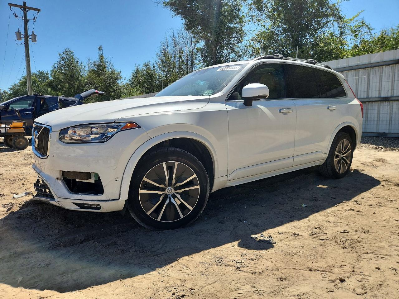 2016 VOLVO XC90 SV42 Momentum — Front 3/4