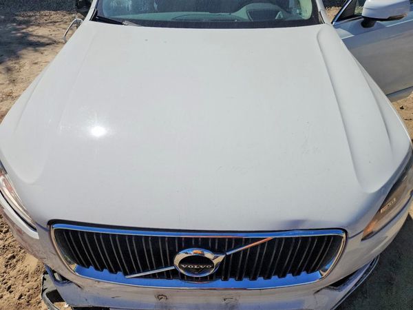 2016 VOLVO XC90 SV42 Momentum — Engine bay