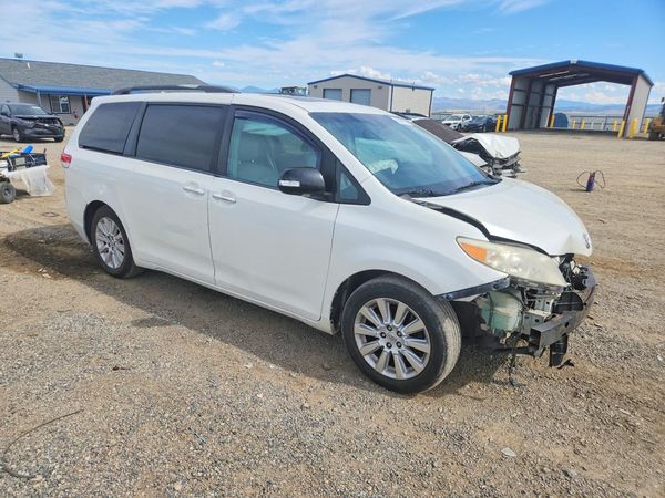 2013 TOYOTA SIENNA — Passenger 3/4
