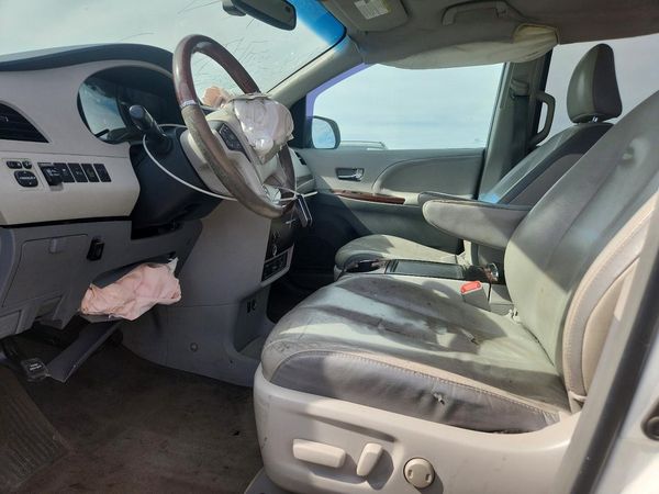 2013 TOYOTA SIENNA — DENT