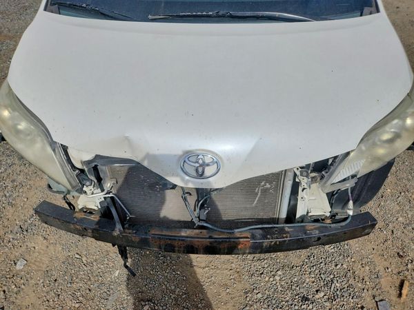 2013 TOYOTA SIENNA — Engine bay