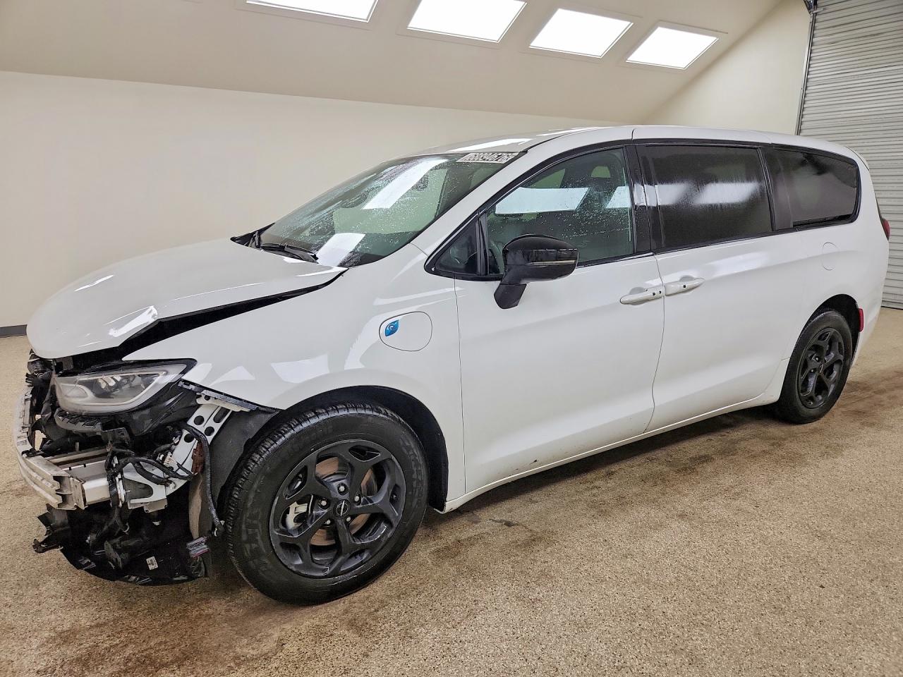 2024 CHRYSLER PACIFICA Select — Front 3/4