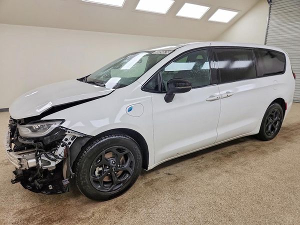 2024 CHRYSLER PACIFICA — DSFA — Front 3/4