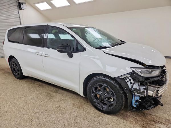 2024 CHRYSLER PACIFICA Select — Passenger 3/4