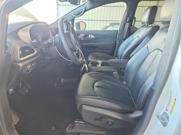 2024 CHRYSLER PACIFICA Select — DENT