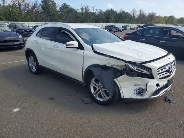 2018 MERCEDES-BENZ GLA — Passenger 3/4