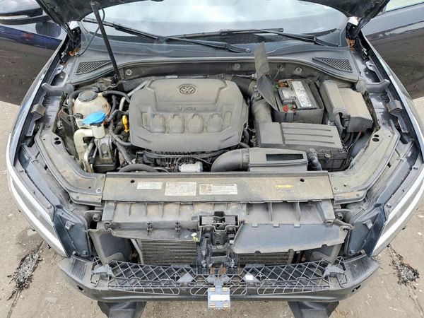 2018 VOLKSWAGEN PASSAT S, R-Line — Engine bay