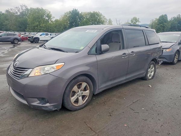 2017 TOYOTA SIENNA — DSFA — Front 3/4
