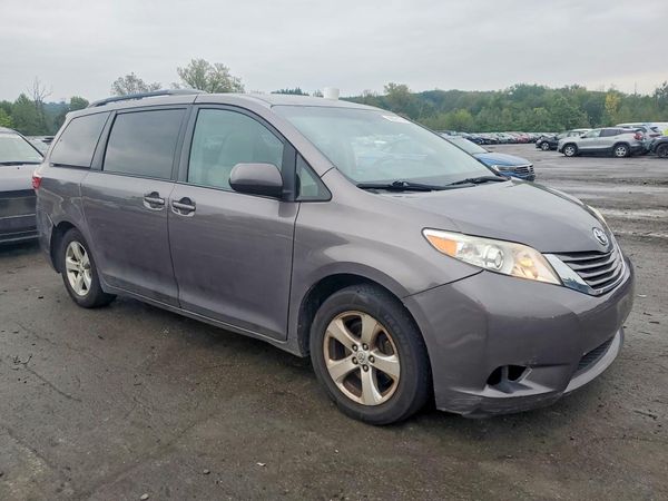 2017 TOYOTA SIENNA LE Mobility/LE — Passenger 3/4