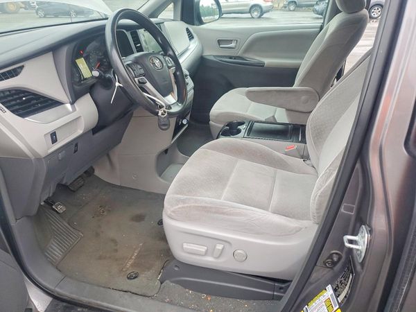 2017 TOYOTA SIENNA LE Mobility/LE — DENT