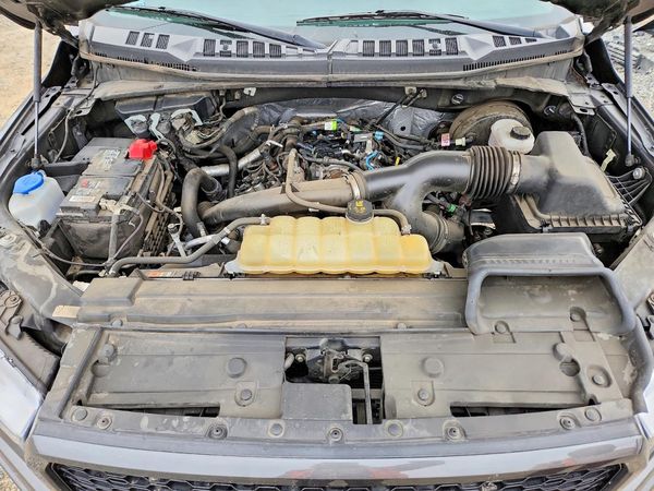2019 FORD F150 — Engine bay