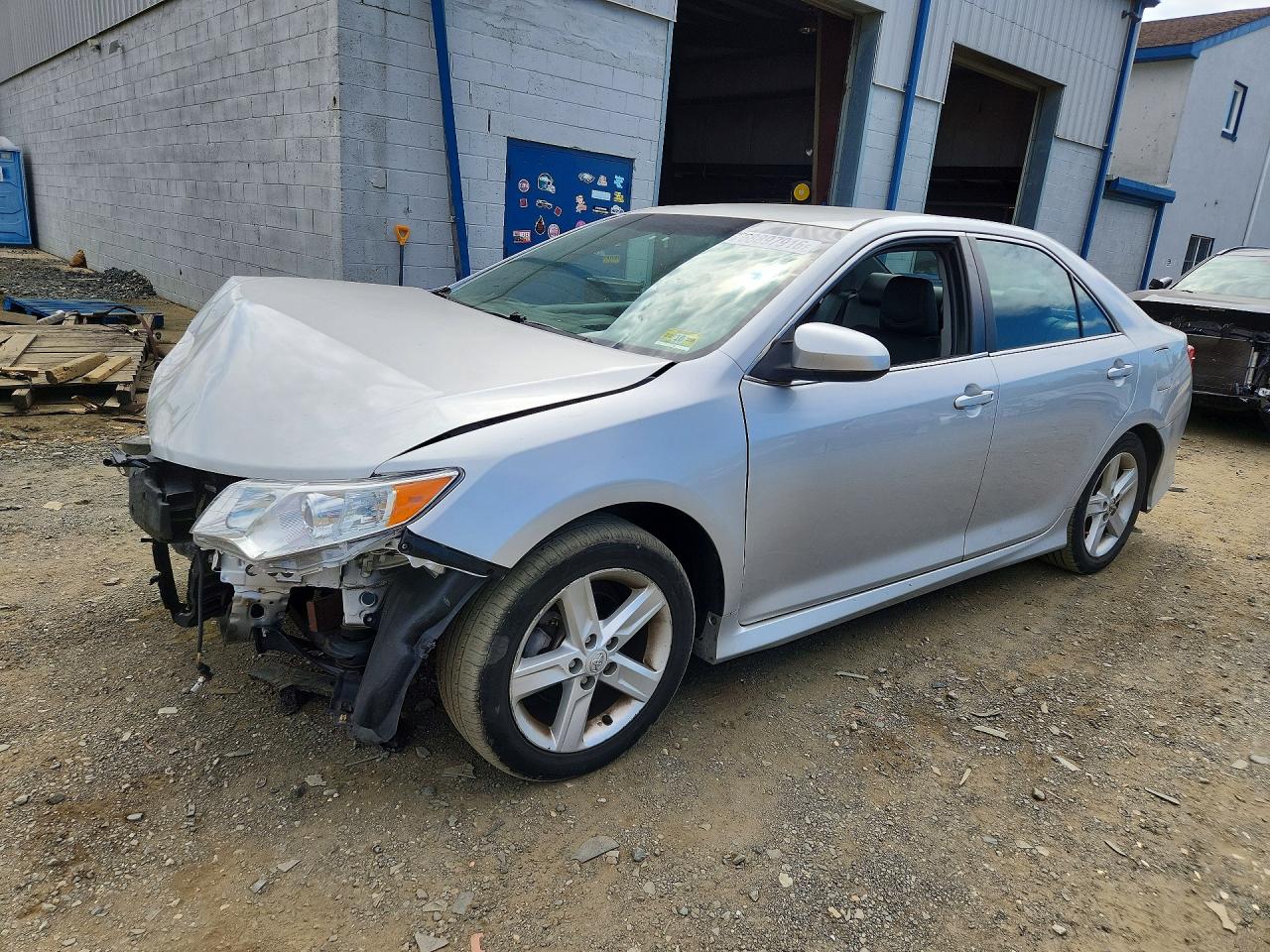 2014 TOYOTA CAMRY — Front 3/4