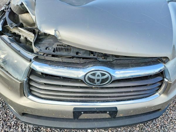 2016 TOYOTA HIGHLANDER — Engine bay