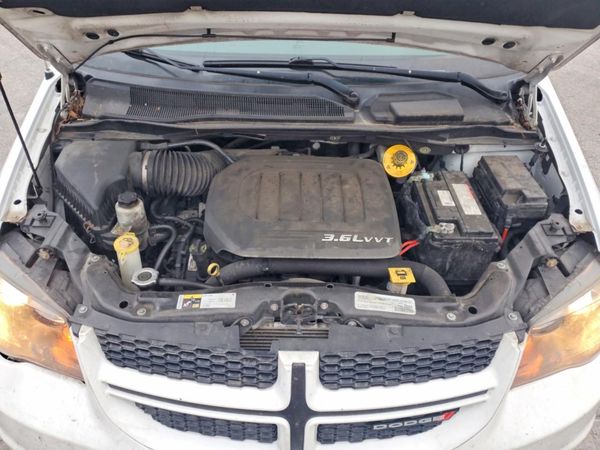 2017 DODGE GRAND CARAVAN GT — Engine bay