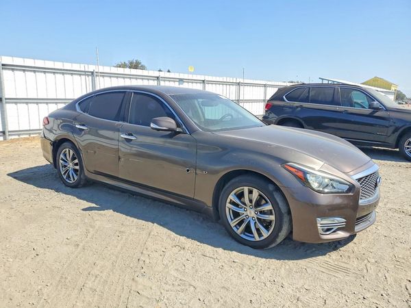 2016 INFINITI Q70 — Passenger 3/4