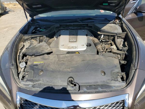 2016 INFINITI Q70 — Engine bay